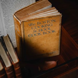 THE BOSTON COOKING-SCHOOL COOK BOOK (1941)